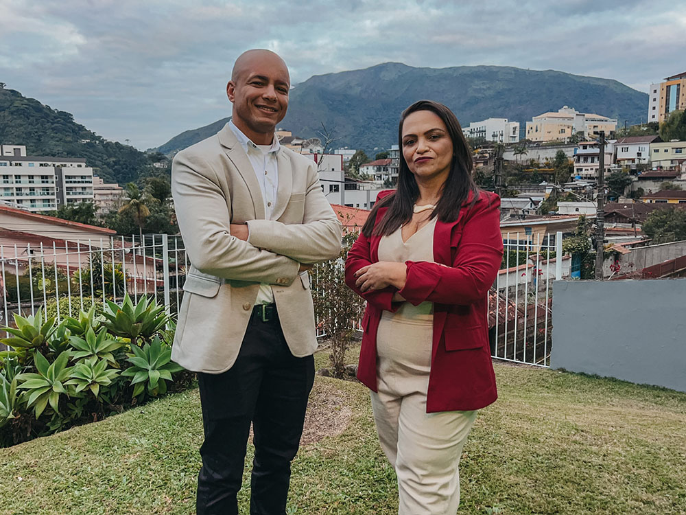 Claudia Barroso, diretora da Patrimonial Soluções em Negócios, ao lado de integrante da diretoria em Teresópolis